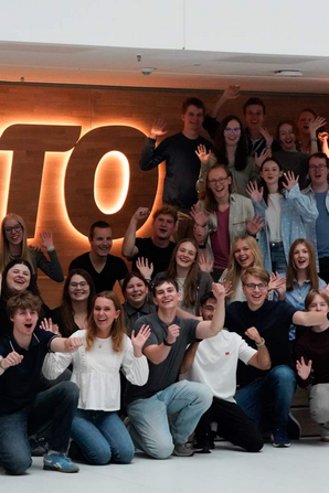 Das Bild zeigt die neuen Azubis und Dualis des Jahrgangs 2025 bei OTTO.