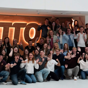 Das Bild zeigt die neuen Azubis und Dualis des Jahrgangs 2025 bei OTTO.