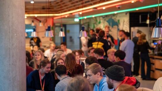 Azubis, die sich beim Otto Azubis @ Google Day zum Start austauschen.