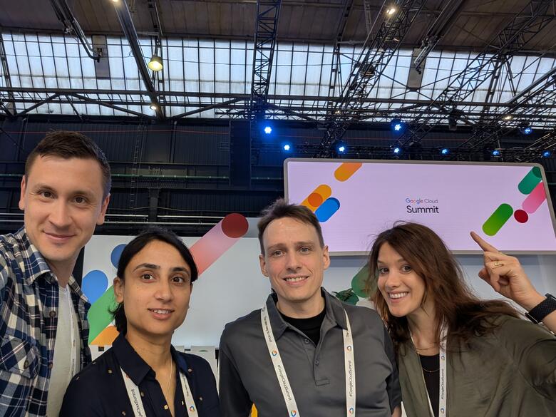 OTTO Softwareentwickler*innen auf dem Google Cloud Summit Selfie von vier unserer Softwareentwickler*innen, die auf dem Google Cloud Summit 2025 in Düsseldorf sind