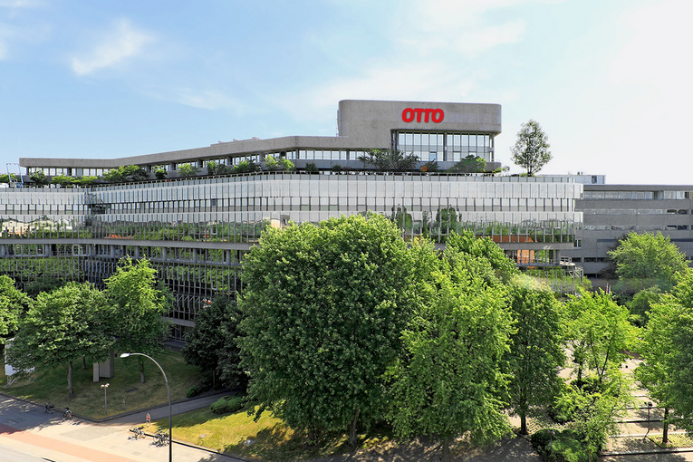 Aus dem Weitwinkel sind die Otto-Gebäude mit den vielen Bäumen im Sommer zu sehen.