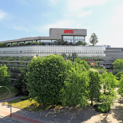 Aus dem Weitwinkel sind die Otto-Gebäude mit den vielen Bäumen im Sommer zu sehen.