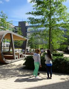 Der OTTO Boulevard ist mit vielen Grünflächen und Sitzgelegenheiten ausgestattet