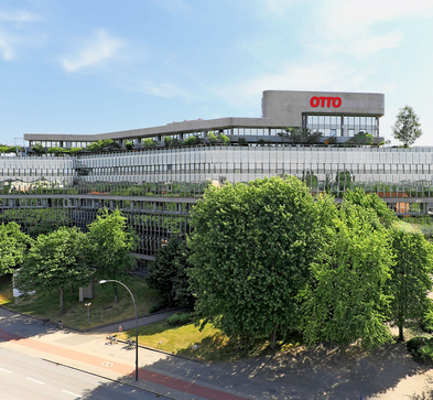 Aus dem Weitwinkel sind die Otto-Gebäude mit den vielen Bäumen im Sommer zu sehen.