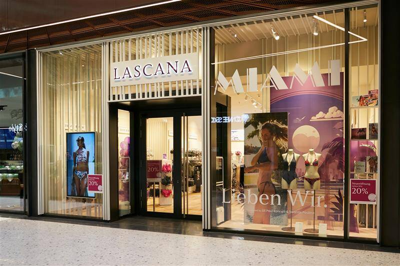 Bild einer modernen Lascana Filiale von außen. Schaufenster und Schriftzug im Hamburger Westfield Center.