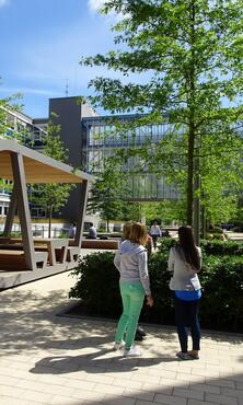Der OTTO Boulevard ist mit vielen Grünflächen und Sitzgelegenheiten ausgestattet