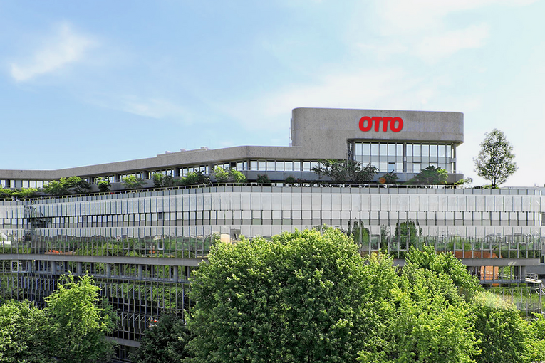 Aus dem Weitwinkel sind die Otto-Gebäude mit den vielen Bäumen im Sommer zu sehen.