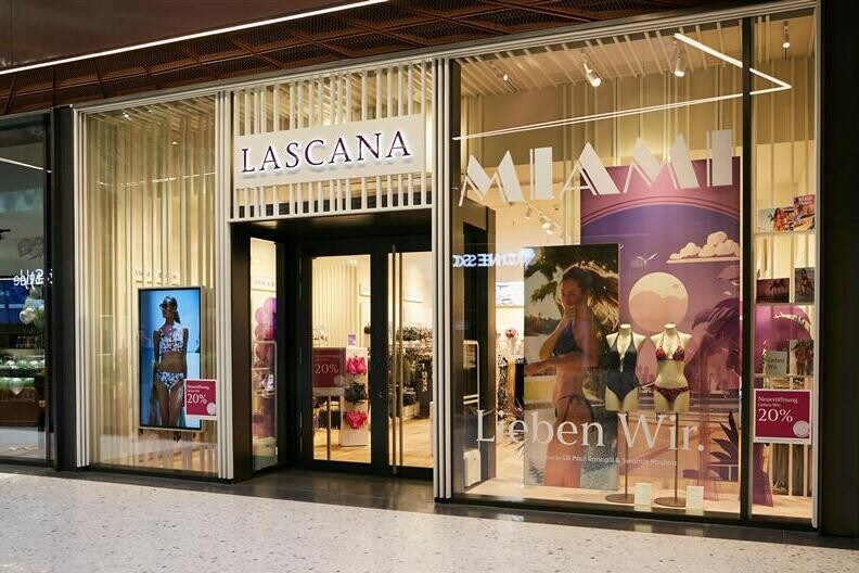 Bild einer modernen Lascana Filiale von außen. Schaufenster und Schriftzug im Hamburger Westfield Center.