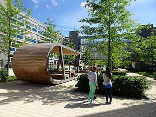 Der OTTO Boulevard ist mit vielen Grünflächen und Sitzgelegenheiten ausgestattet