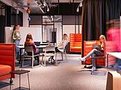 Vielfältige Sitzmöglichkeiten in der Projektgarage Vielfältige Sitzmöglichkeiten in der Projektgarage