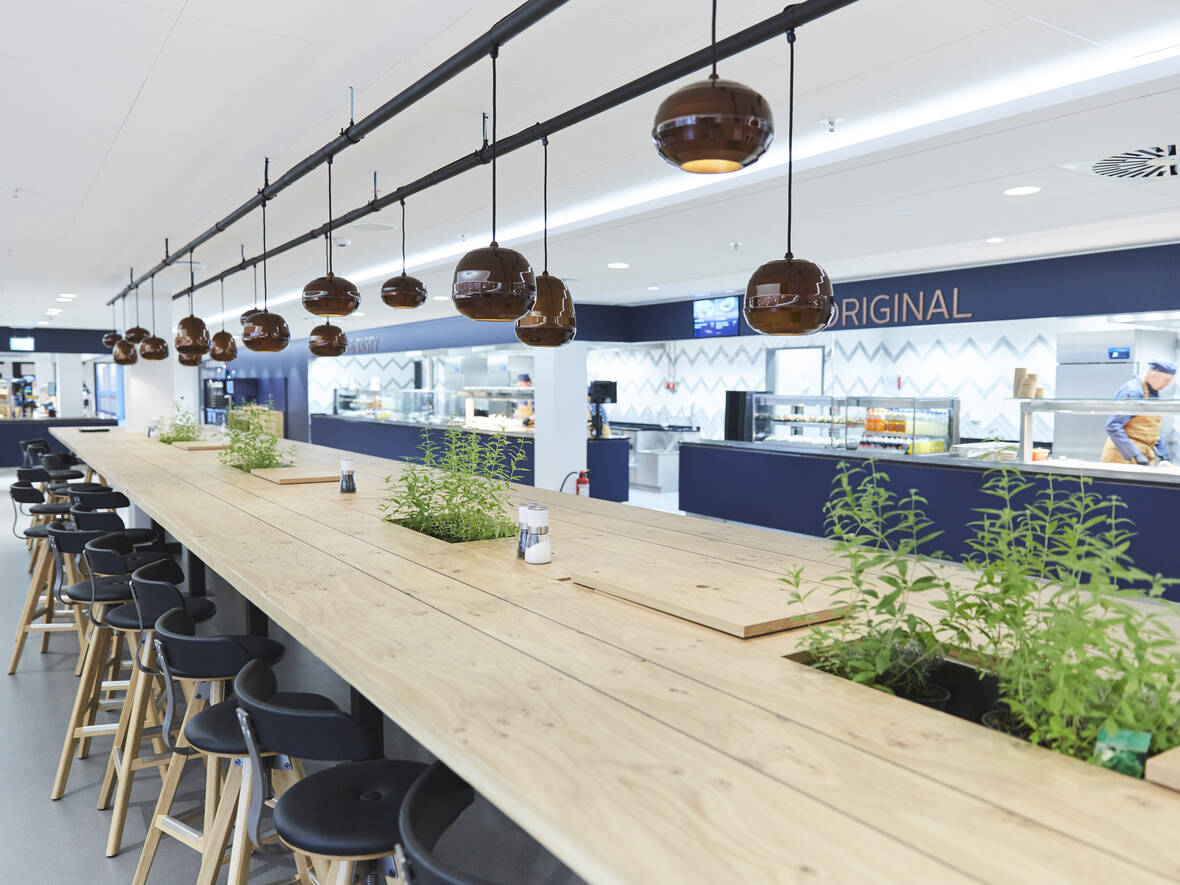 Langer Holztisch in der Kantine