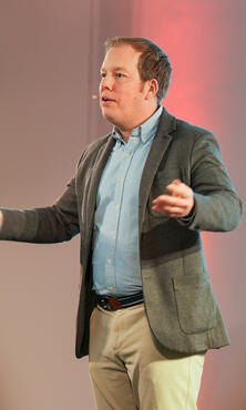 Unser Kollege hält eine Rede beim InnoBreakfast