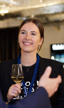 Drei Frau hören einem Mann zu Drei Frau hören einem Mann zu