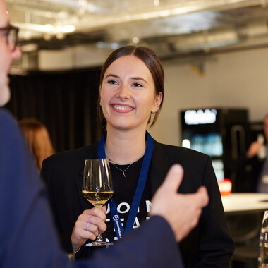Drei Frauen hören einem Mann aufmerksam zu und befinden sich bei Potentialpark Summit.