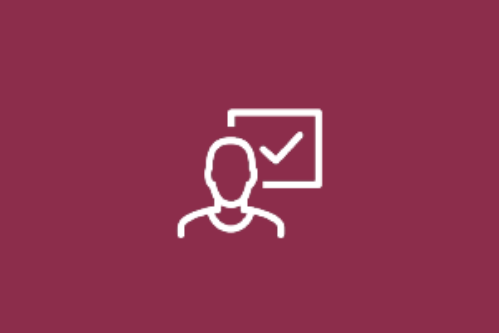 Ein Icon, das eine Person mit einem abgehakten Kästchen im Hintergrund darstellt und Weiterentwicklung und Lernen symbolisiert. 