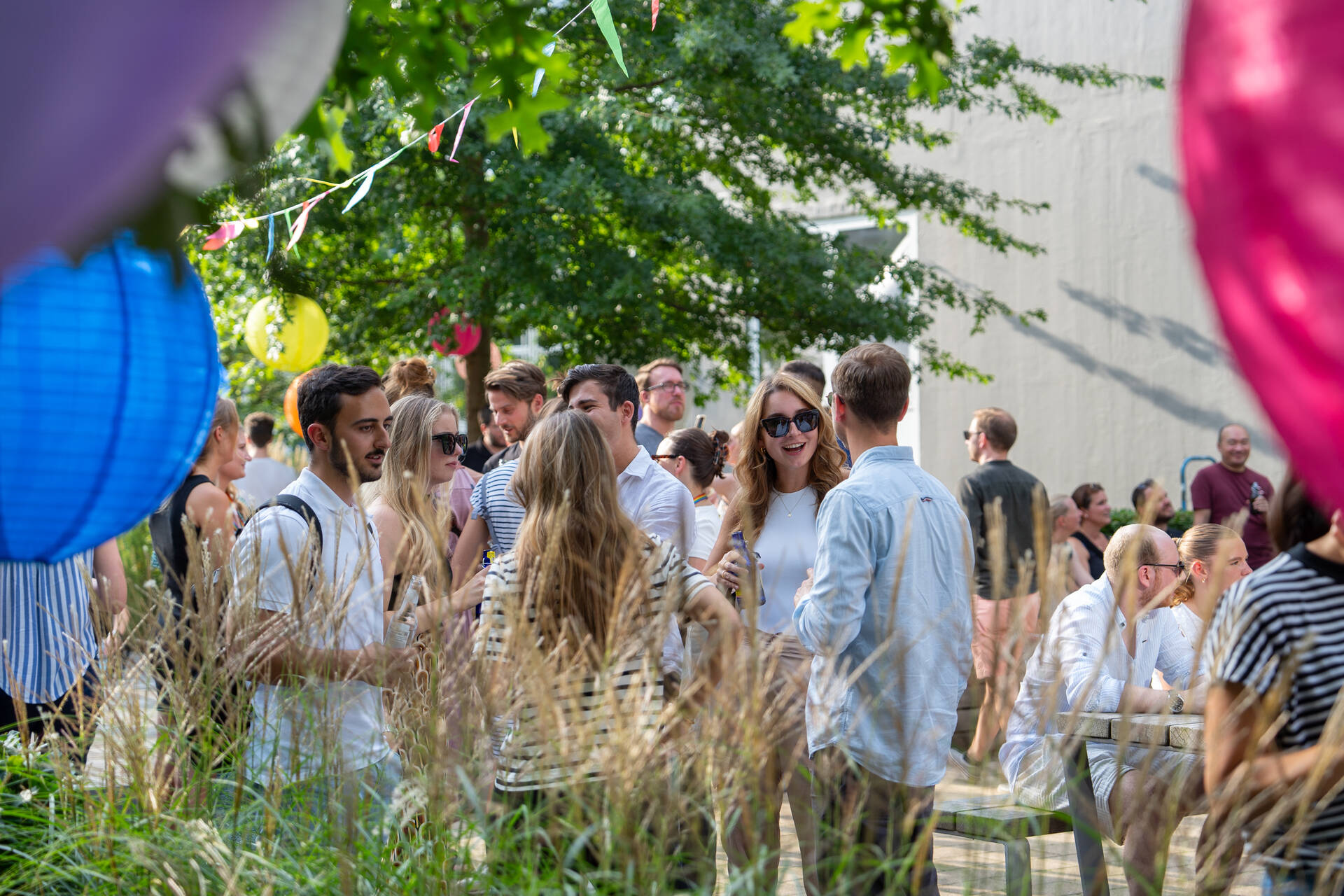 Auf dem Otto Campus feiern viele Kolleginnen und Kollegen gemeinsam 75 Jahre OTTO.