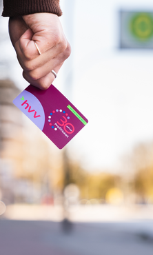 Person hält HVV-Ticket in der Hand
