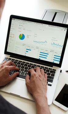 Kolleg*in mit Laptop