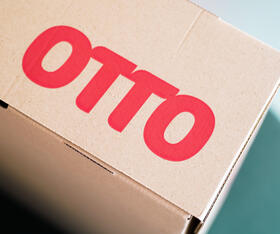 Nahaufnahme eines OTTO-Pakets mit einem großen, roten OTTO-Logo