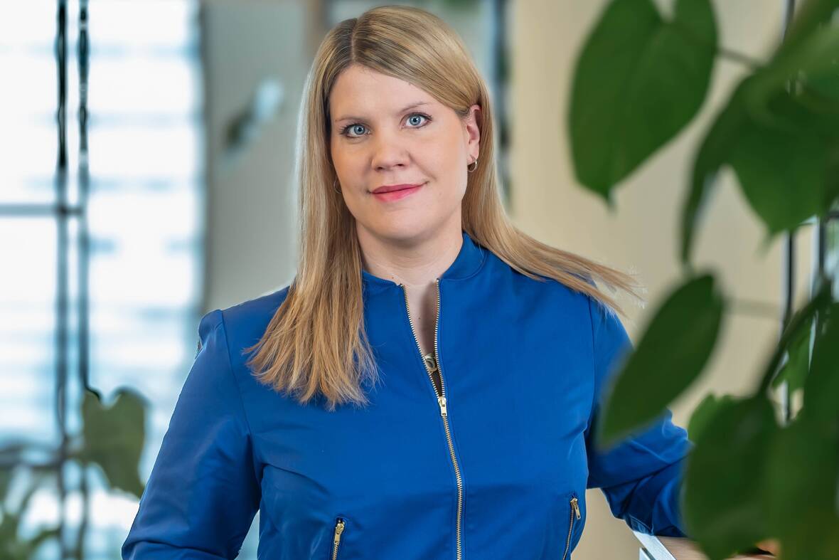 Ann-Kathrin, HR Managerin Recruitment Marketing &amp; Sales, steht im Social Space und lächelt freundlich