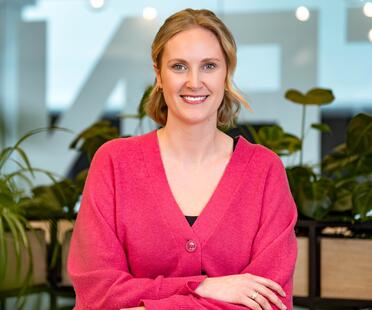 Ann-Christin, Recruiterin bei OTTO, im Social Space auf dem OTTO Campus