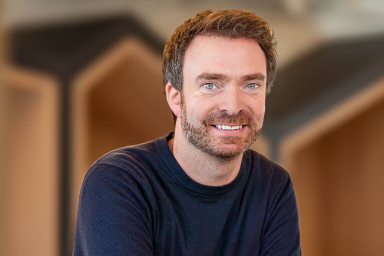 Malte, Recruiter bei OTTO, im Social Space auf dem OTTO Campus