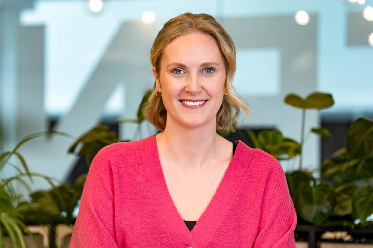 Ann-Christin, Recruiterin bei OTTO, im Social Space auf dem OTTO Campus