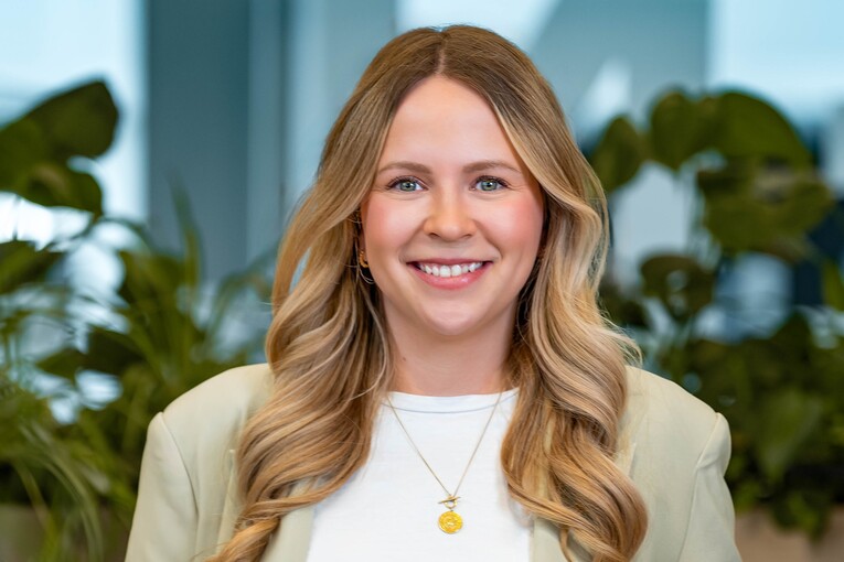 Svenja, Recruiterin bei OTTO, steht im Social Space auf dem OTTO Campus