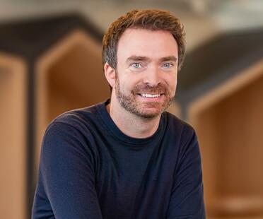 Malte, Recruiter bei OTTO, im Social Space auf dem OTTO Campus