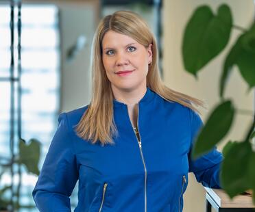 Ann-Kathrin, HR Managerin Recruitment Marketing & Sales, steht im Social Space und lächelt freundlich