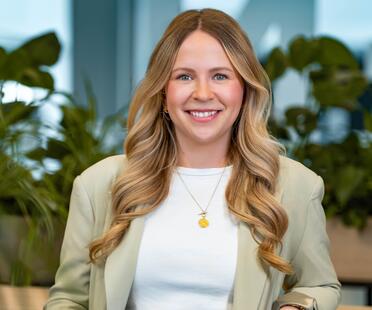 Svenja, Recruiterin bei OTTO, steht im Social Space auf dem OTTO Campus