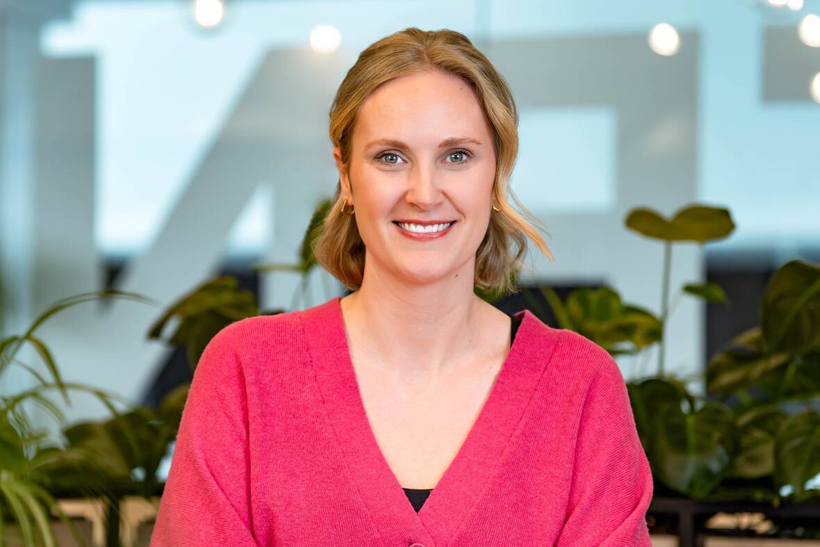 Ann-Christin, Recruiterin bei OTTO, im Social Space auf dem OTTO Campus