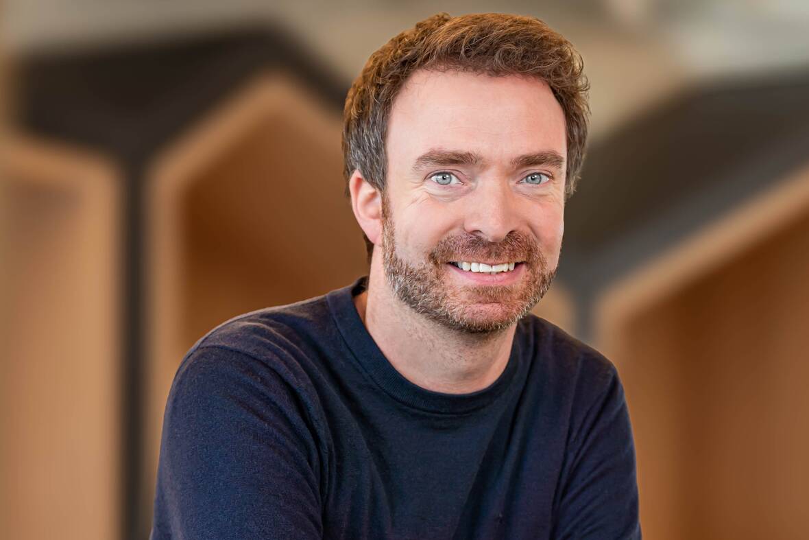 Malte, Recruiter bei OTTO, im Social Space auf dem OTTO Campus