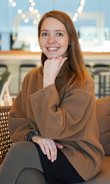 Mentorin bei OTTO sitzt auf einem Sthul