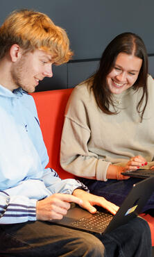 Unsere Werkstudenten sitzen am Laptop