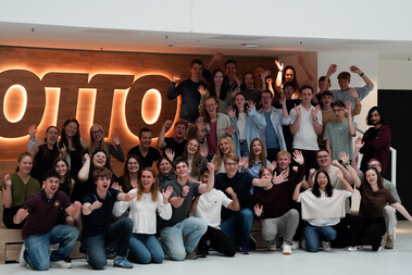 Gruppenfoto aller neuen Auszubildenden, die 2025 bei OTTO angefangen haben.