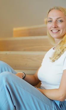 Unsere Praktikantin sitzt auf der Treppe