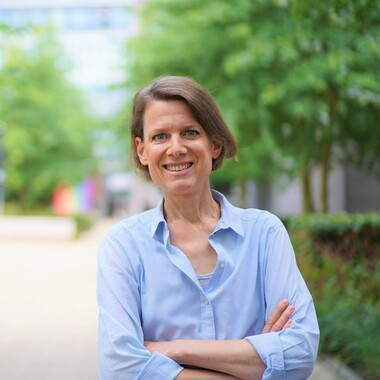 Unsere Kollegin lächelt in die Kamera und befindet sich auf dem Otto Campus