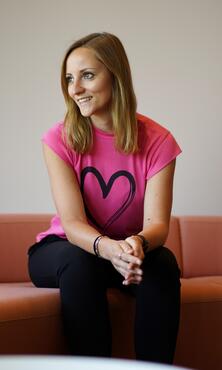 Unsere Kollegin sitzt auf einem Sofa