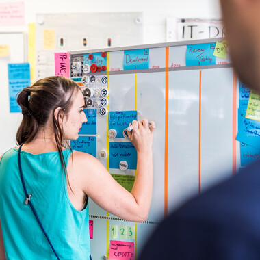 Unsere Kollegin Sarah arbeitet am Scum-Borad