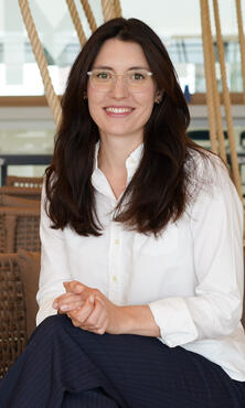 Kollegin im Sales Marketing sitzt auf einem Stuhl Kollegin im Sales Marketing sitzt auf einem Stuhl