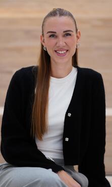 Junior HR Manager sitzt auf einer Treppe