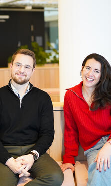 Unsere Kollegen lächeln in die Kamera Unsere Kollegen lächeln in die Kamera