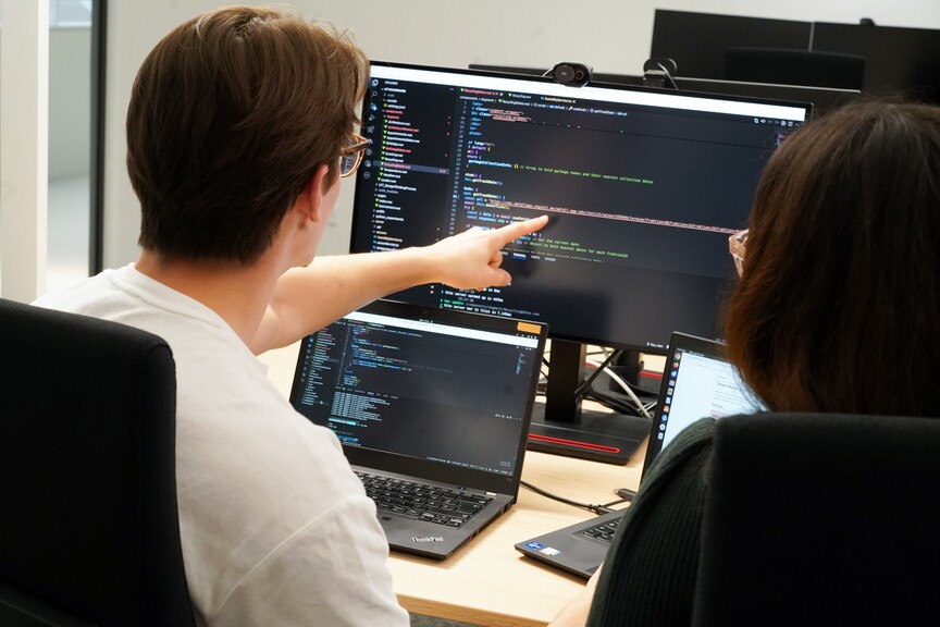 Tjark und Giovanna, beide machen die Ausbildung Fachinformatik bei OTTO, beim coden.