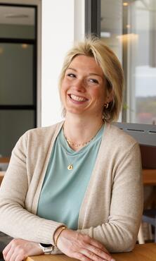 Bereichsvorstandsassitenz in Technologie lächelt in die Kamera