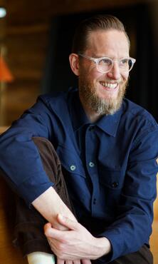 UX-Designer sitz auf einer Holzbank