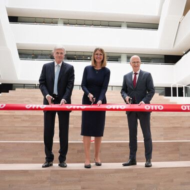 Hamburgs Erster Bürgermeister Peter Tschentscher, Dr. Michael Otto und Katy bei der Eröffnung des neuen OTTO-Headquarters. Bei der Eröffnung des neuen OTTO-Headquarters waren auch Hamburgs Erster Bürgermeister Dr. Peter Tschentscher und Dr. Michael Otto mit dabei. Sie haben gemeinsam mit unserer Bereichsvorständin Katy feierlich das Eröffnungsband im Atrium durchgeschnitten