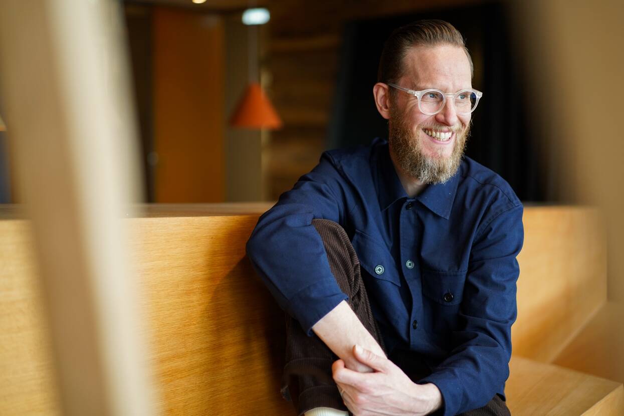 Unser UX-Designer sitzt lässig in lockerer Haltung und guckt zur Seite