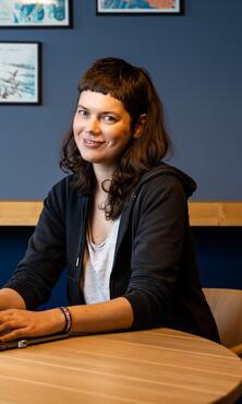 Unsere Kollegin bei der Arbeit als Softwareentwicklerin