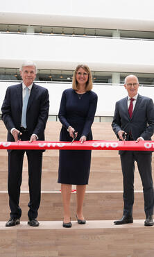 Hamburgs Erster Bürgermeister Peter Tschentscher, Dr. Michael Otto und Katy bei der Eröffnung des neuen OTTO-Headquarters.
